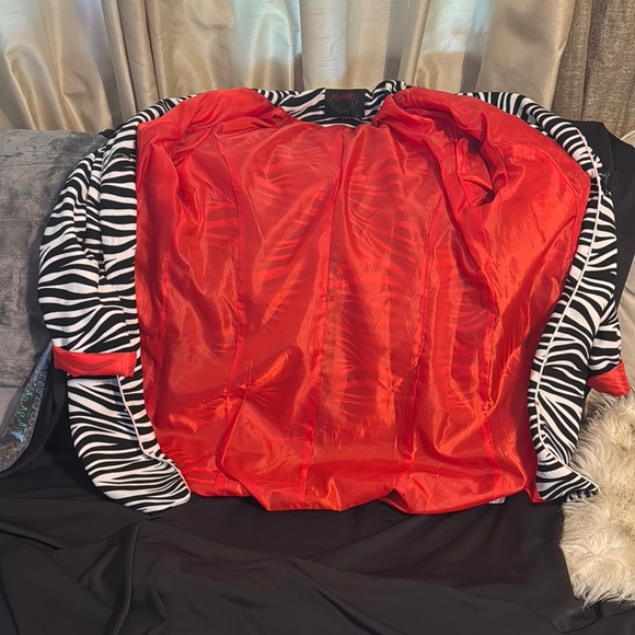 Make a statement in this Black and White Blazer with Classic Suit Jacket Style - Picture 3 of 5